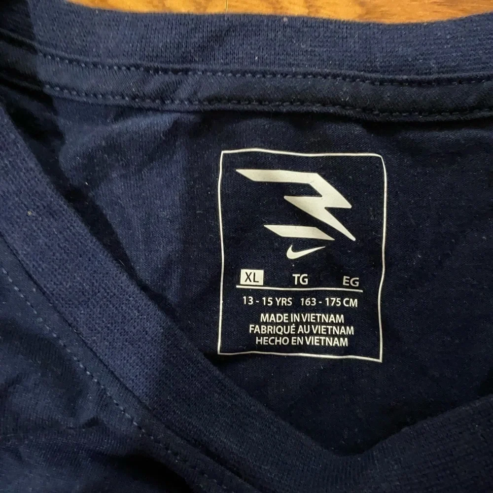 Nike Tee size XL (13-15 years) (GJ)